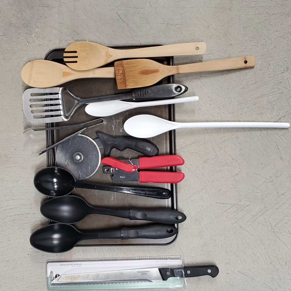 ASSORTED KITCHEN  UTENSILS